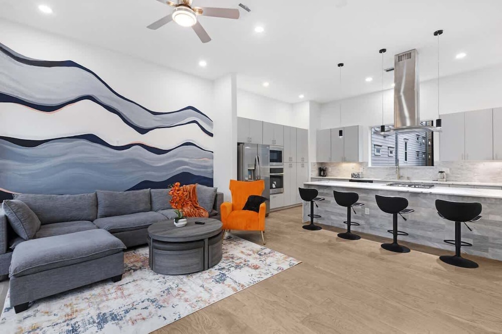 Houston 6 Bedroom Home