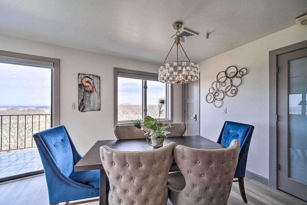 Balcony & Lake View: Modern Condo in Monkey Island view 5