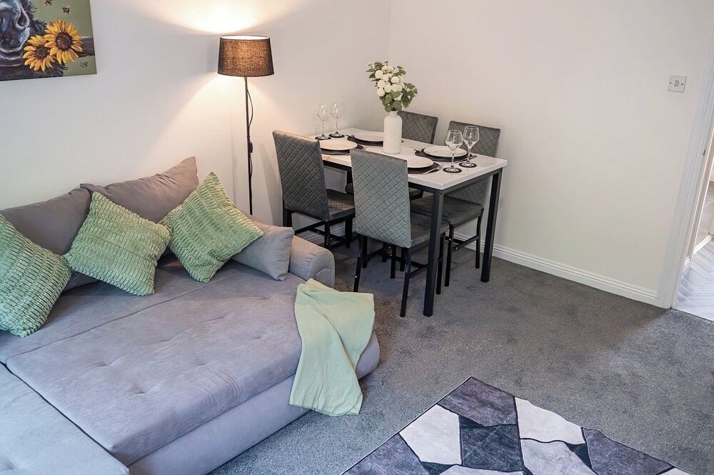 House Sleeps6-garden-petsok-parking-long Stay Disc