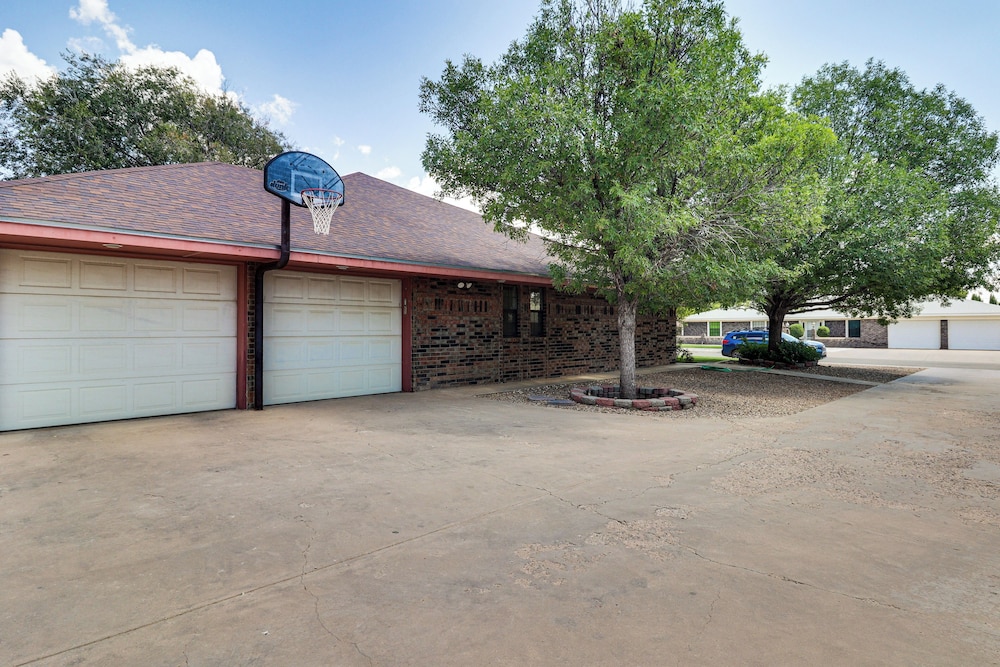 3 Mi to Downtown Roswell: Home w/ Patio + Yard