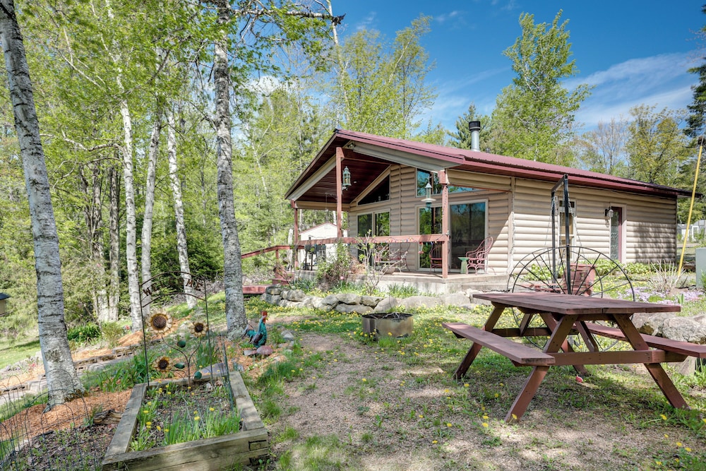 Lakefront Family Cabin w/ Views in Medford