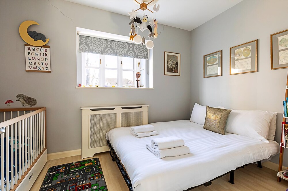 Stylish & Spacious 3-bed Home in Vibrant Bow