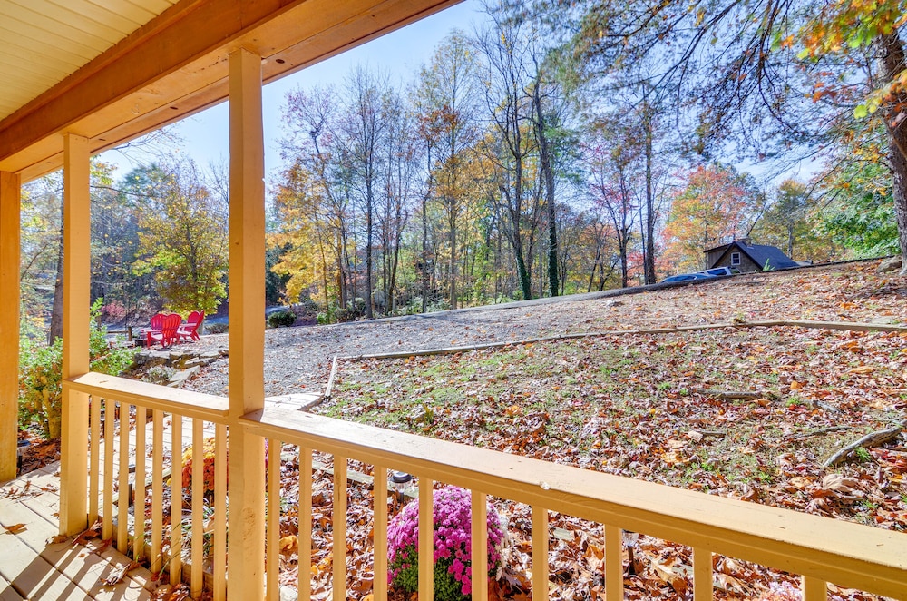 Burnside Resort Cabin w/ Hot Tub & Outdoor Spots!