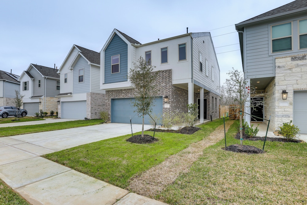 Family-friendly Home w/ Yard in Hockley!