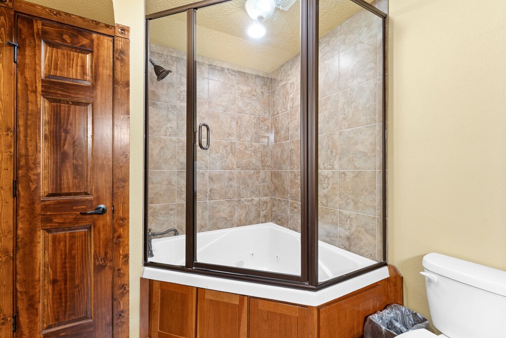 Timeless Memories Lodge 6 Bedroom Cabin by RedAwning