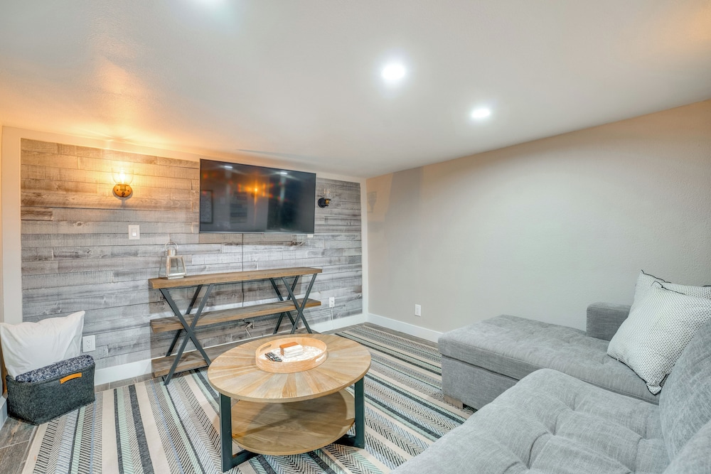 2 Blocks to Downton Chelan: Home w/ Hot Tub!