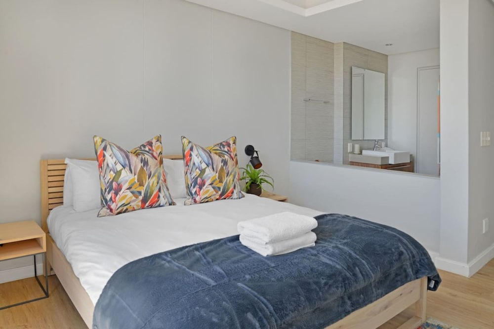 Modern 1-bed V A Waterfront Canal Harbor Views