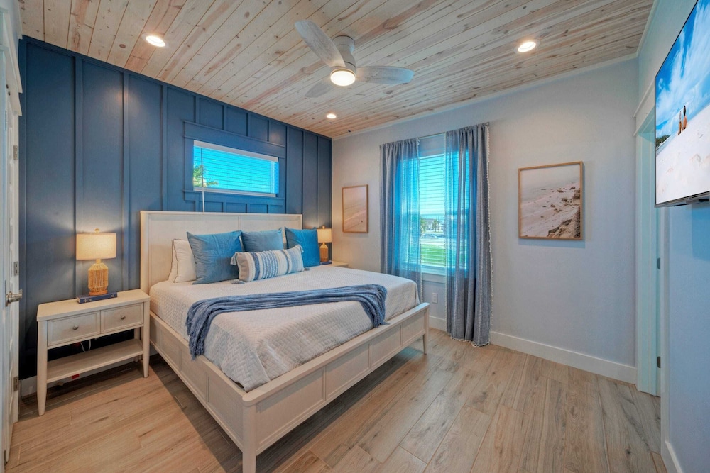 Deja Blue Coastal Retreat w/ Pool, Firepit, BBQ & Outdoor TV Lounge