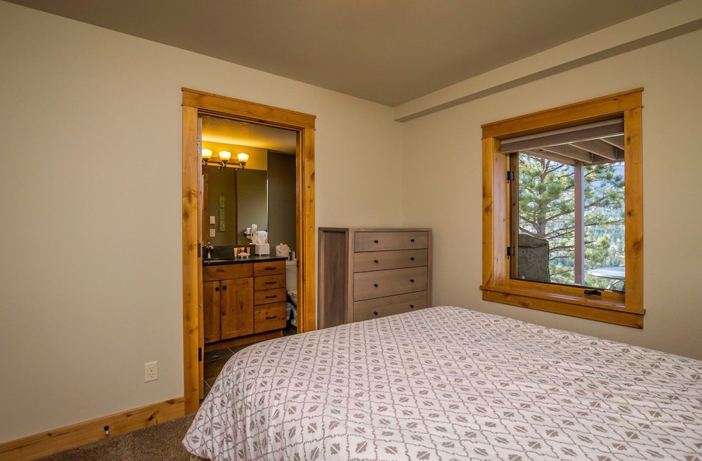 Mapes Luxury Vacation At Windcliff 5 Bedroom Home by RedAwning view 4