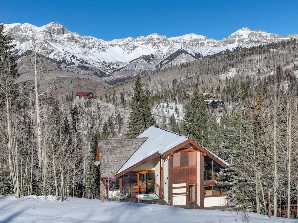 Slopeside Chalet 4 Bedroom Home by RedAwning view 5
