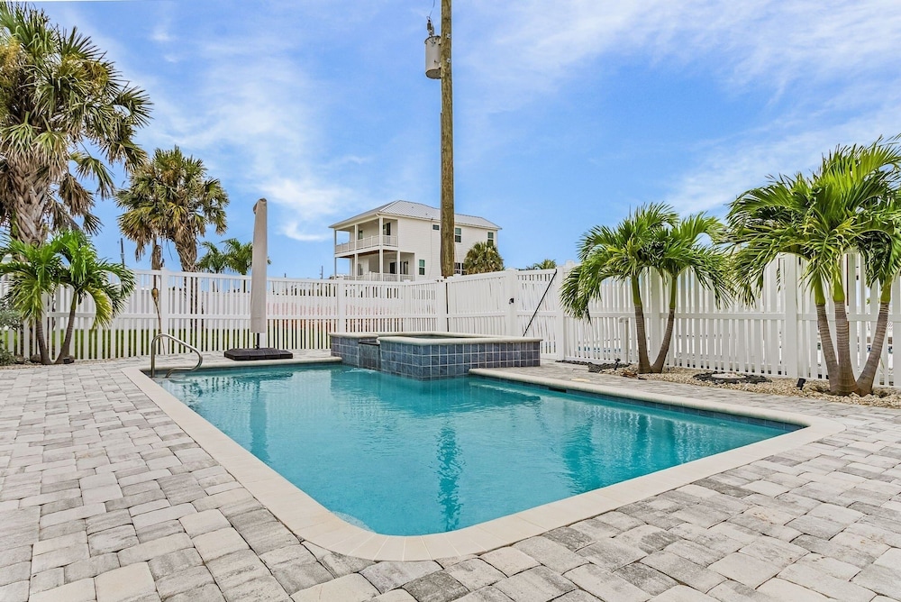 5550 Palmetto Paradise: 3br W/ Gulf Views, Heated Pool 3 Bedroom Home