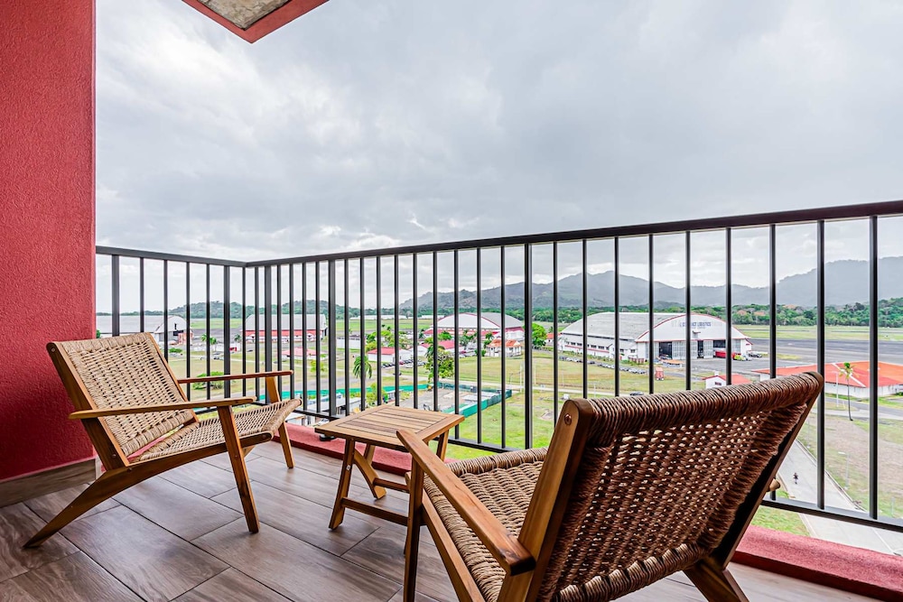 w Regal 1BR w Great Deco in Centriqo