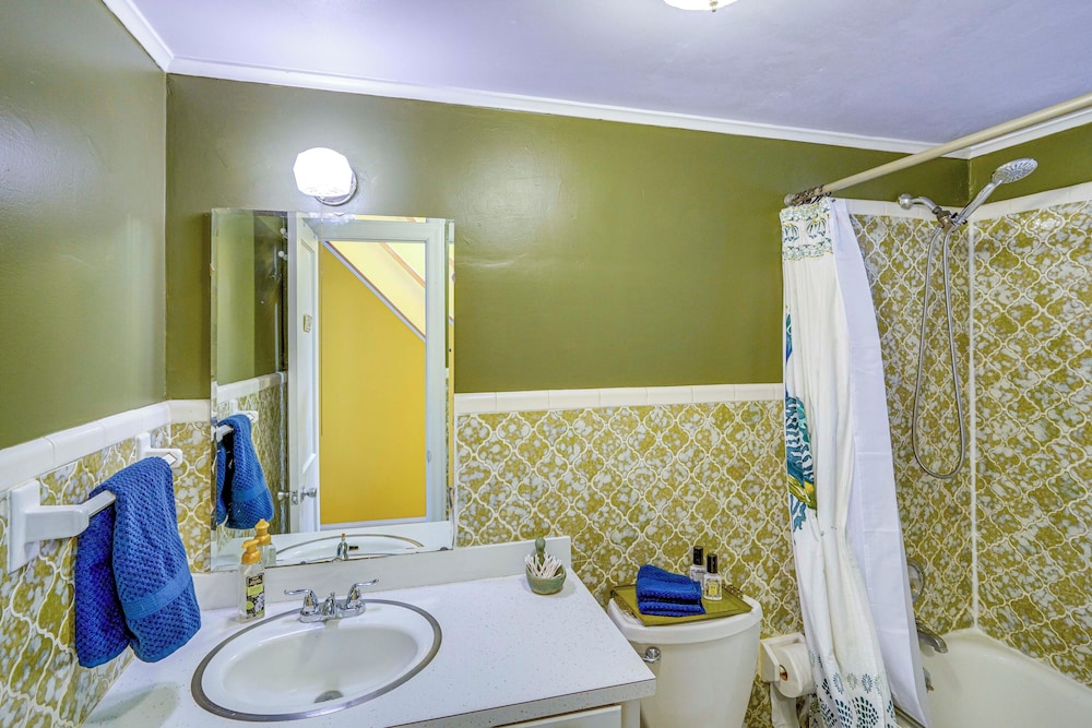 1 Mi to Dtwn: Beautiful Home in Williamstown!