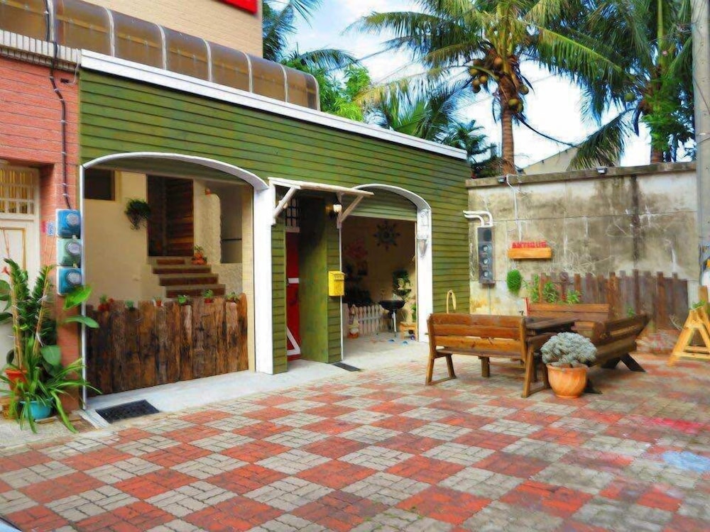 Antique's home