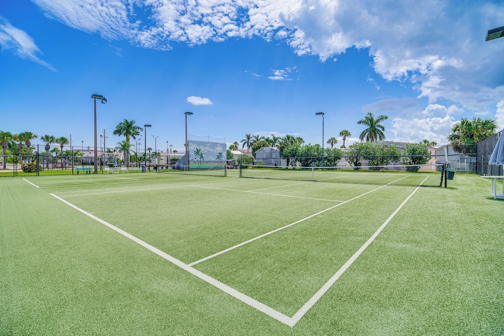 Ocean Access, Mini Golf & Pools: Jensen Beach Gem