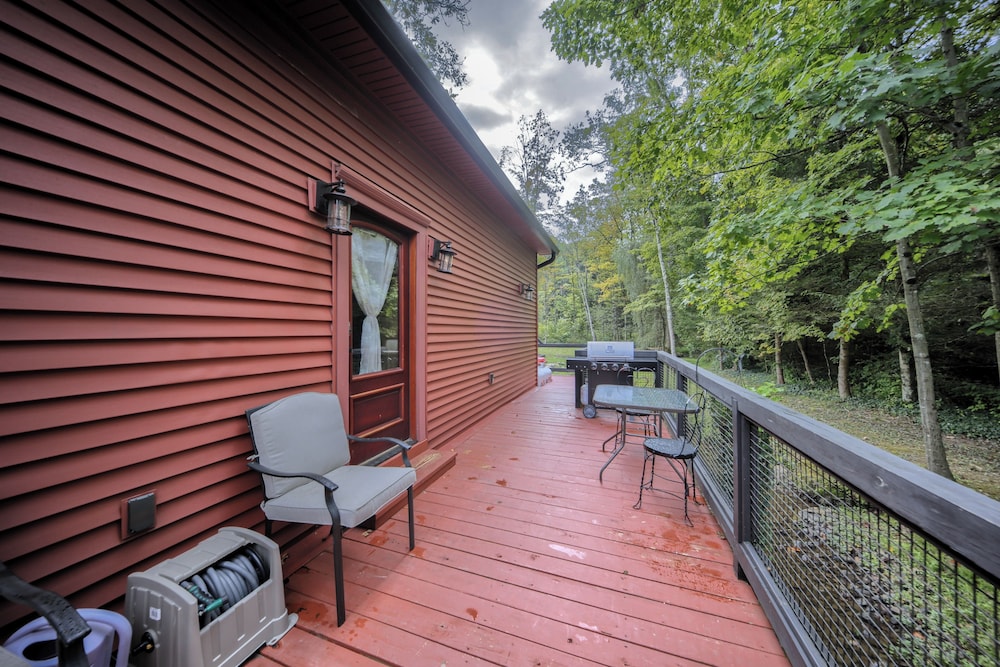 Willow Brook Getaway: Hot Tub, Deck in Mifflinburg