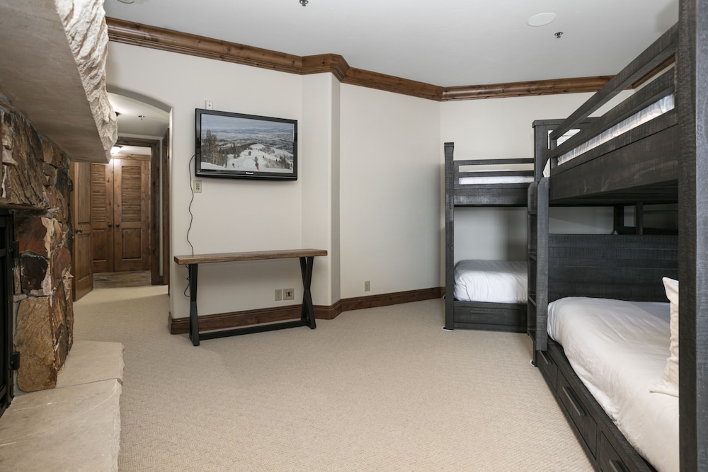 Grand Lodge - Three Bedroom #401 - Ski-in/ski-out 3 Condo