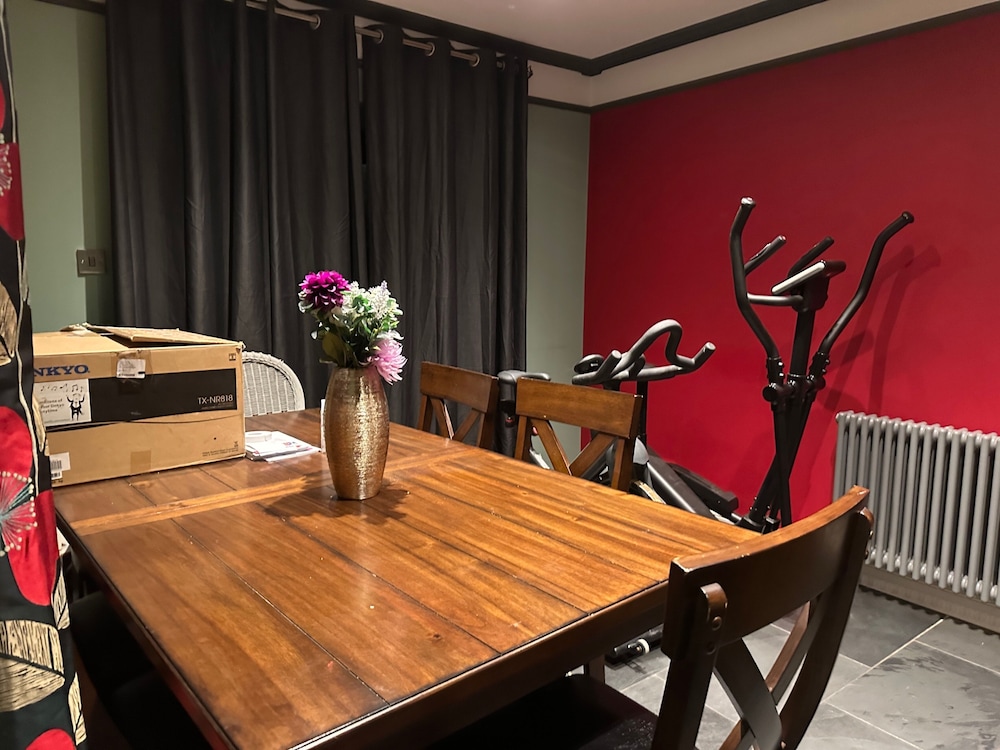3 Bed Cottage Sleeps 2 With Parking, Garden & Wifi