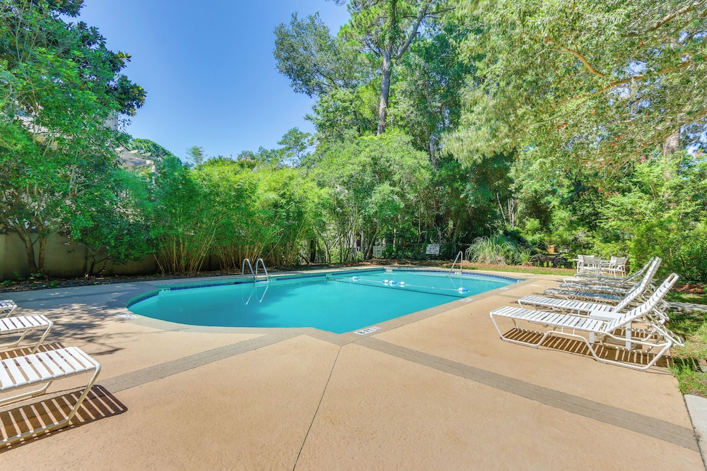 Pool Access, Walk to Beach: Hilton Head Haven!
