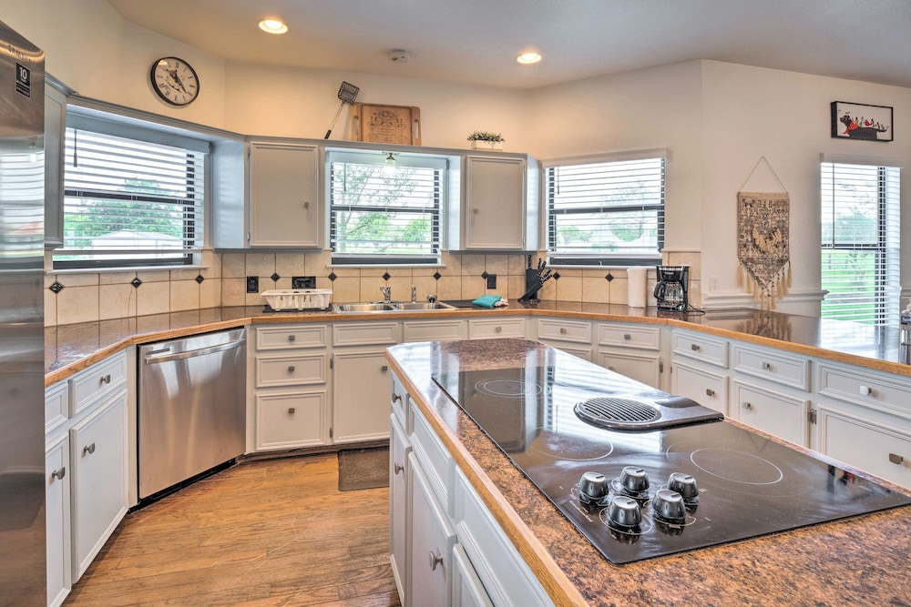 Gingerland Ranch in Del Valle: Game Room & Porch - Image 3