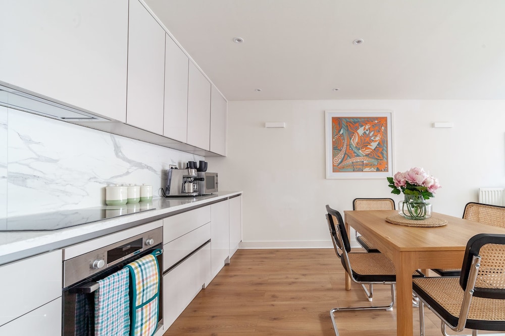 A Stylish Newly Refurbished Flat With City Access