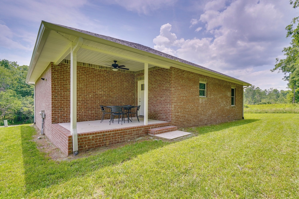 1 Mi to Dtwn Crossville: Spacious Home w/ Patio!