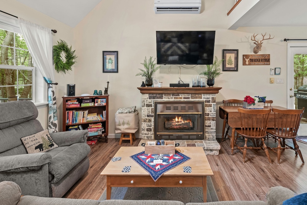 Ridge Retreat by Avantstay Game Room Covered Porch Fire Pit