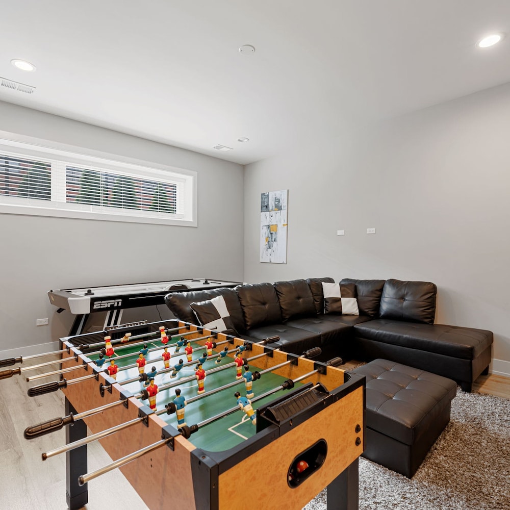 Magnificent NEW Home w 8 Beds Free Parking