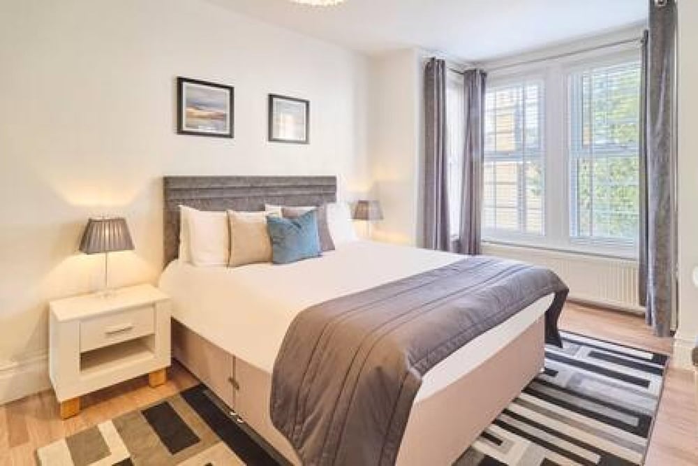 Host Stay Grosvenor Hill view 3