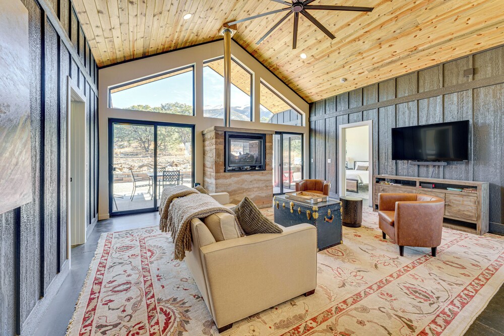 5 Mi to Great Sand Dunes NP: Mountain Retreat!