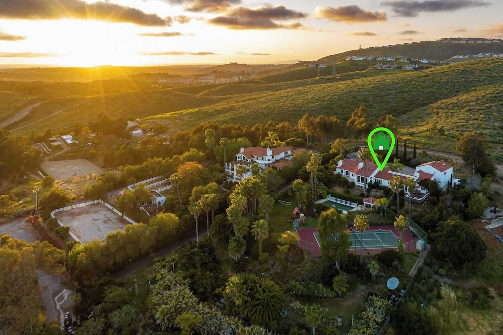Resort-style Estate w/ Pool, Game Room & Tennis Court Near Wineries The Tennis Ranch by Avantstay