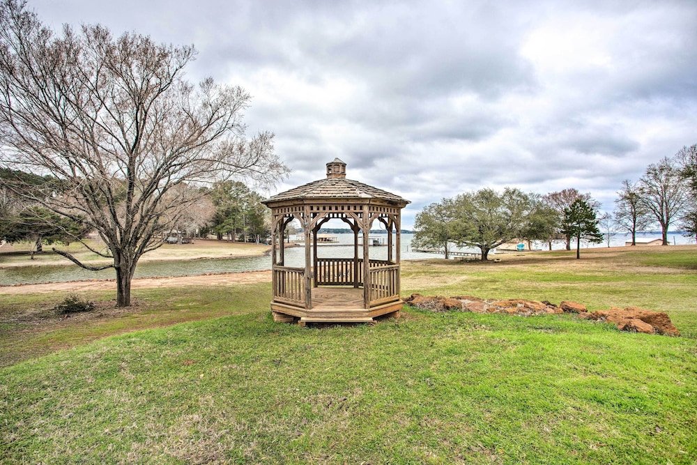 Lakefront Frankston Home w/ Guest Studio! - Property Image 1