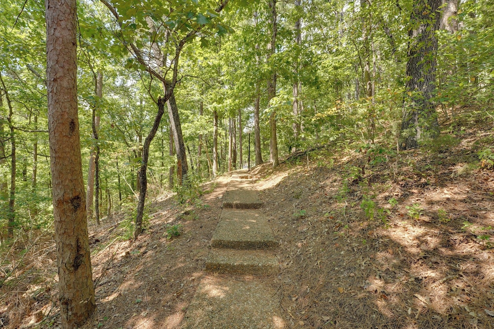 0.5 Mi to Table Rock Lake: Ozark Mountains Cabin
