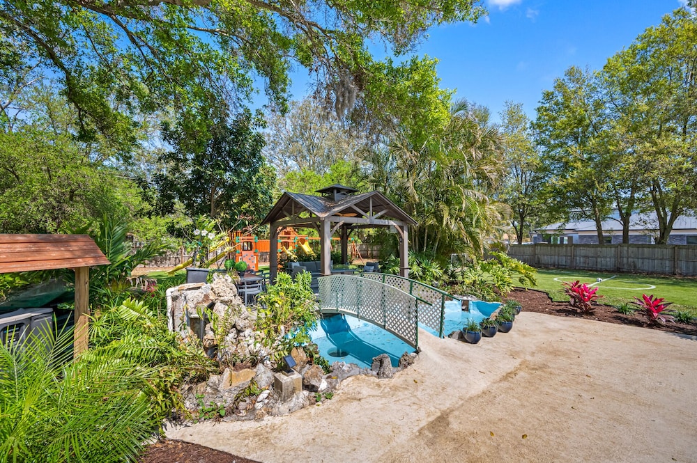 Luxury Retreat: Pool, Games, Basketball & More!
