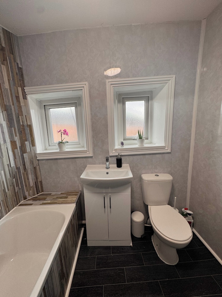 House - Sleeps 6 - Pet Friendly - Garden - Parking