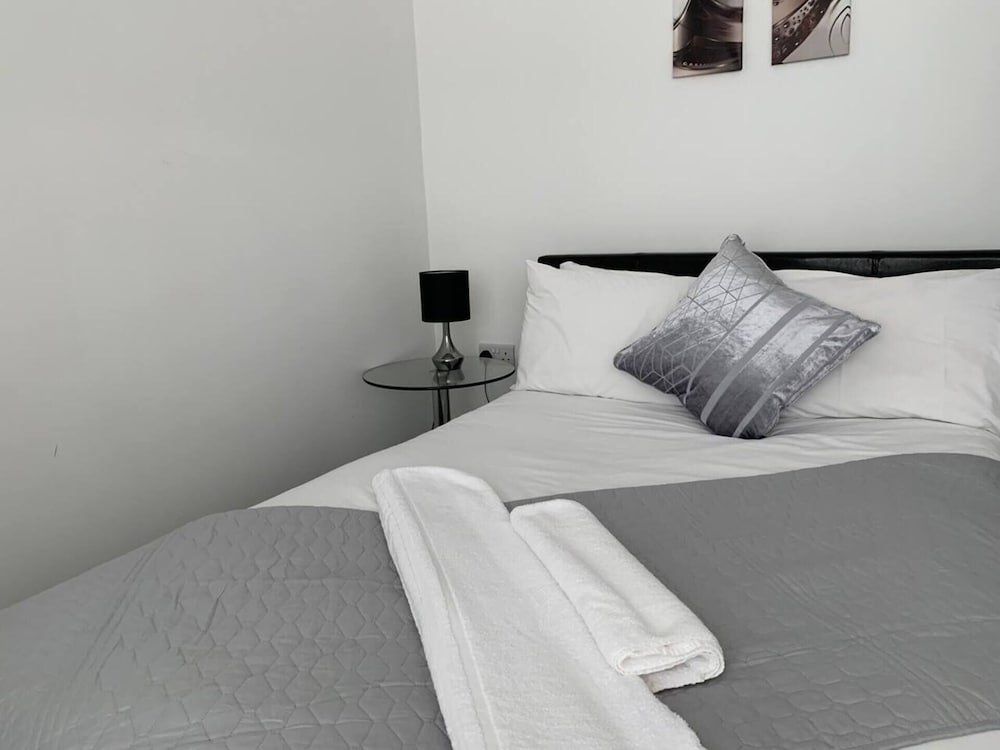 Large 5 Bed House / Wolverhampton + Parking view 2
