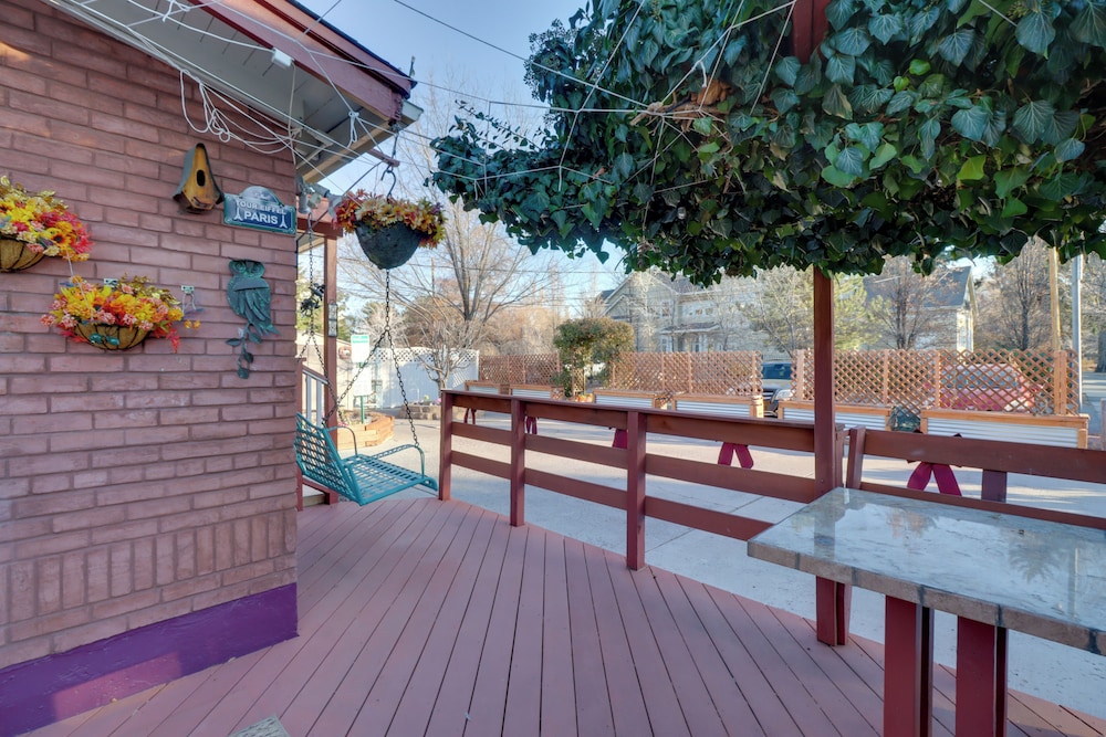 Close to Midtown! Cozy Reno 'river Cottage'