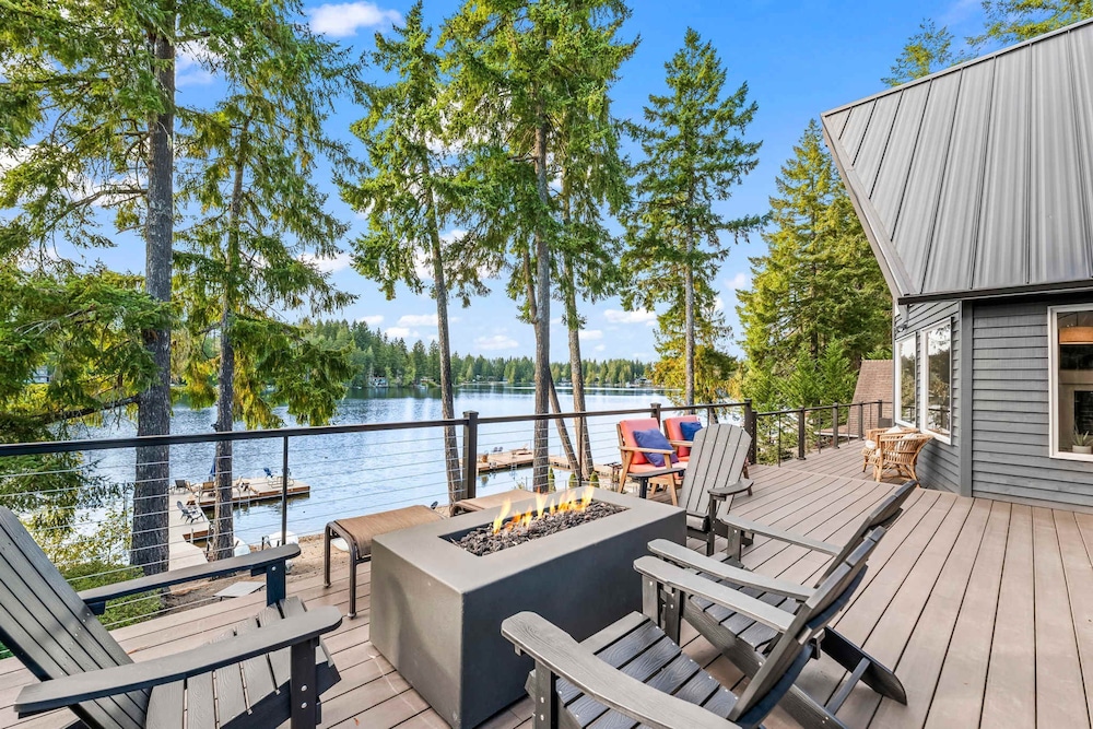 Lakefront Luxury Hot Tub Dock Retreat
