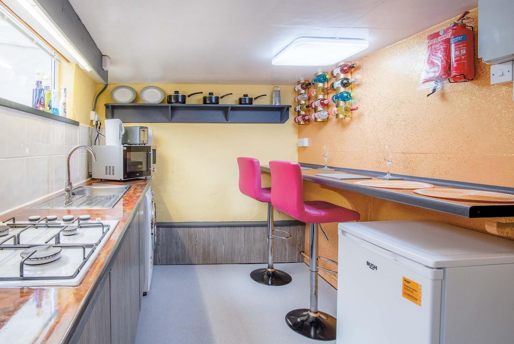 Clouds - 1 Bedroom Holiday Home - Milford Haven