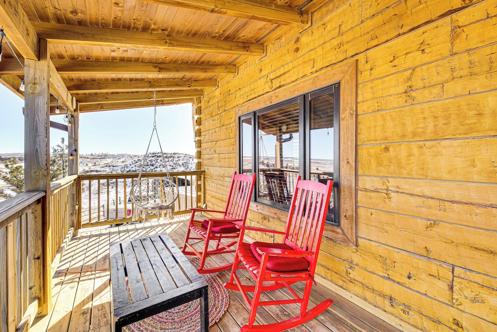 Pine Ridge Cabin on 62 Acres: Hot Tub & Views!