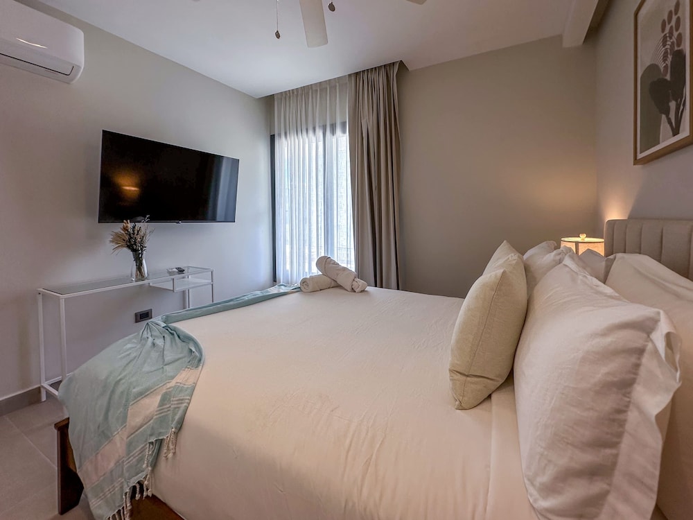 Beautiful Brand new Beach Condo w Picuzzi