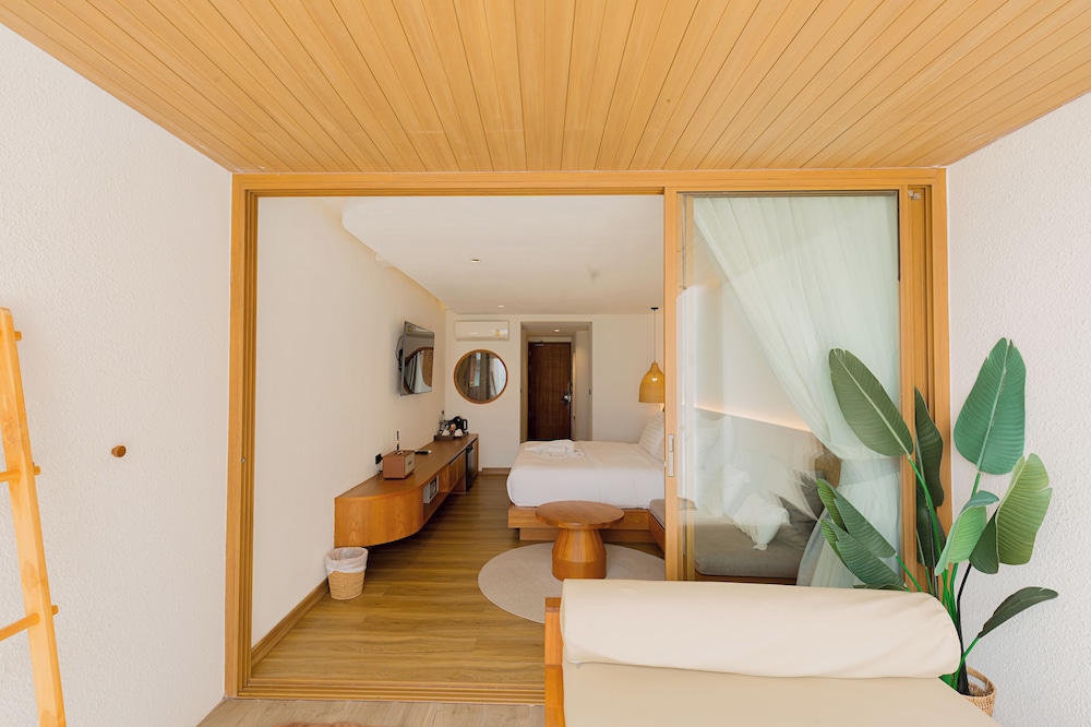 Tasana Bar and Luxury resort