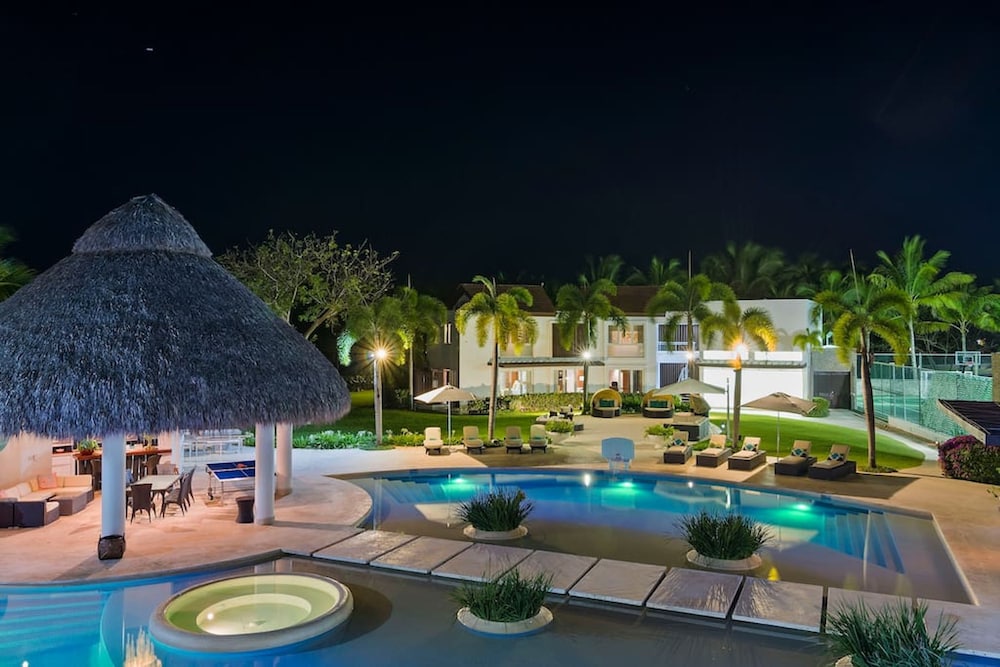 Luxurious 8-bedroom Dreamy Villa