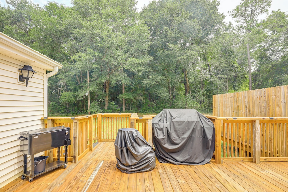 7 Mi to Beach! Sneads Ferry Family Home w/ Hot Tub