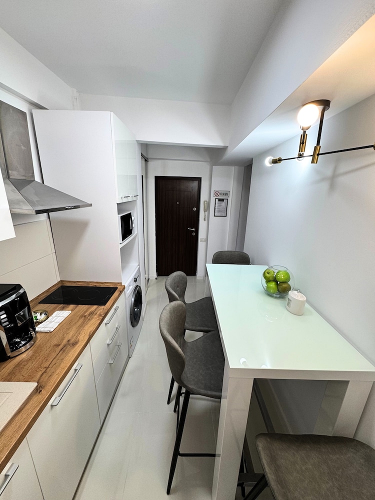 Metropole Apartments Romana Square