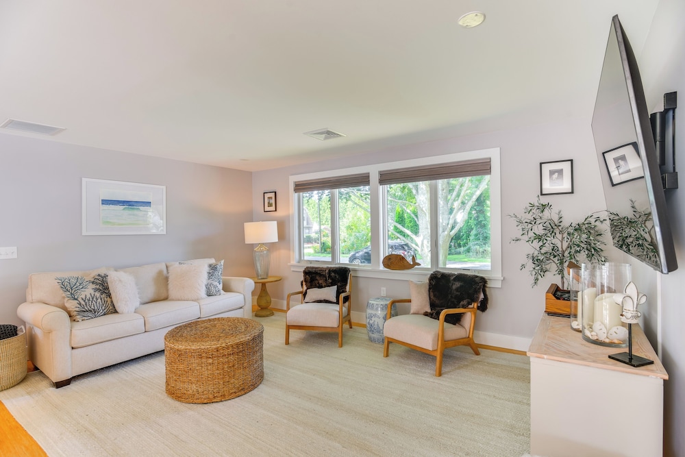Coastal-modern Home < 3 Mi to Charlestown Beach!