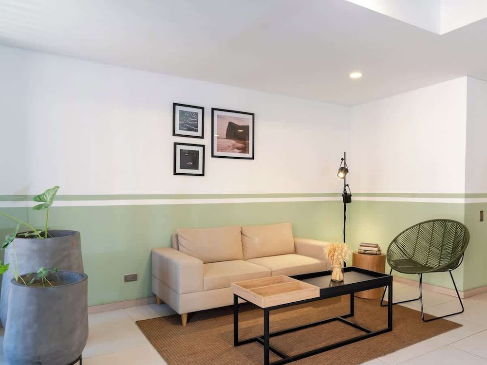 Fantastic 3 BR w/ Balcony in Laureles Medellín