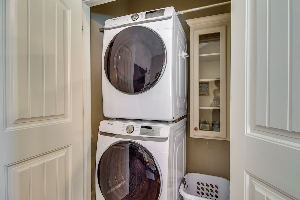 Cozy Savannah Vacation Rental w/ Fenced Courtyard! view 2