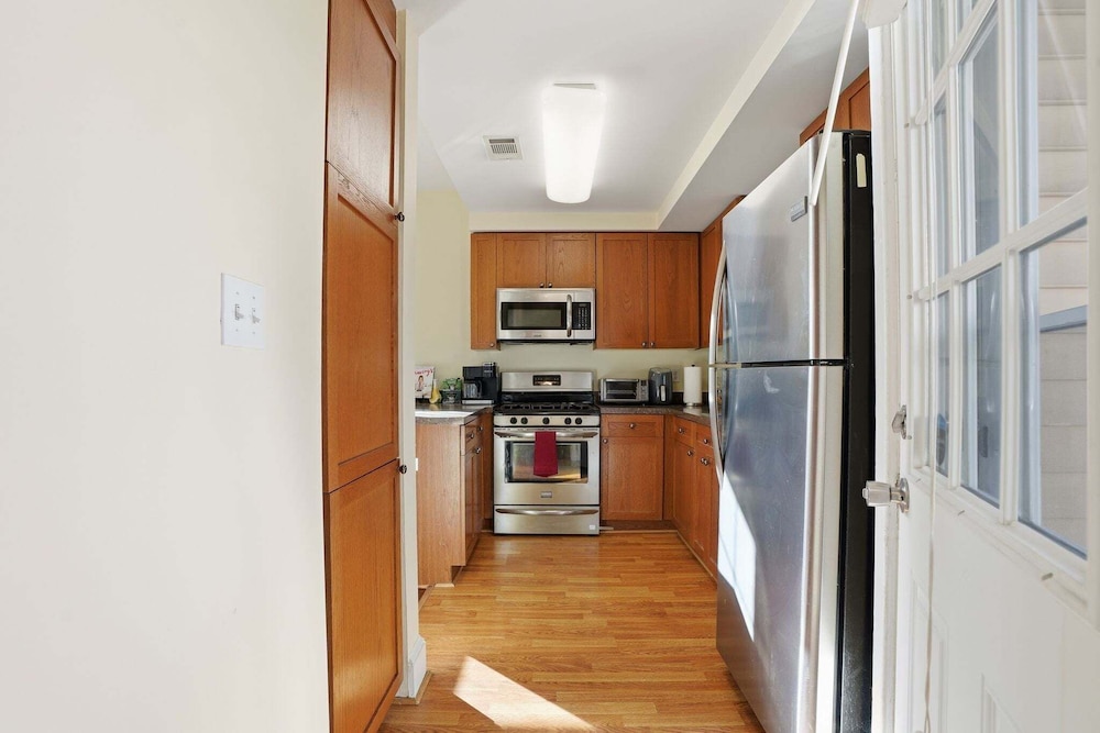 Dc Area Bungalow Near Shops And Dining 3 Bedroom Home