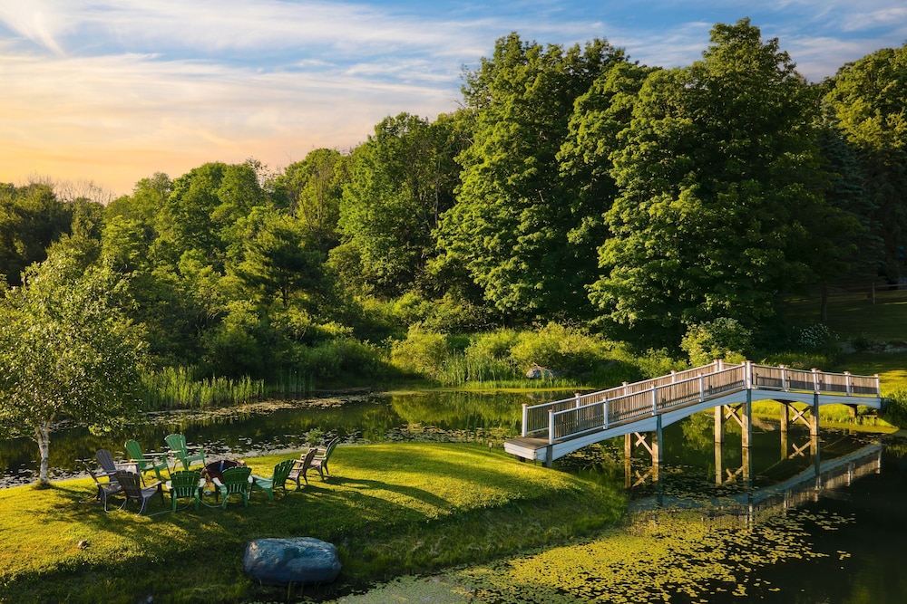 Sunny Pond by Avantstay Secluded Estate w a Private Pond Gym Movie Theater